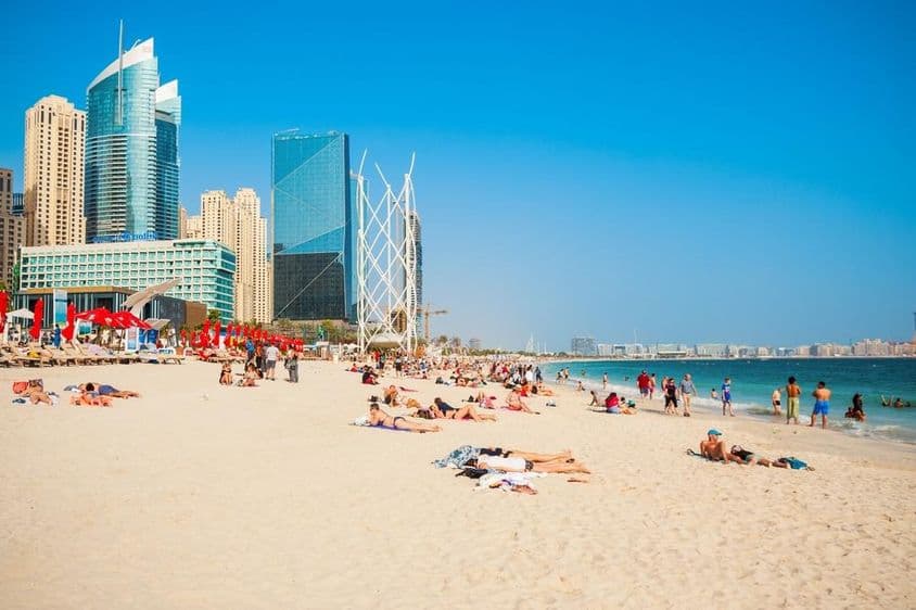 迪拜码头区的JBR或朱美拉海滩住宅是一个水滨社区。