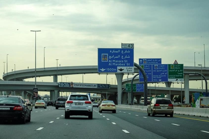 迪拜道路与汽车和高架桥广告。