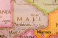 马里在五颜六色的地理政治世界地图上