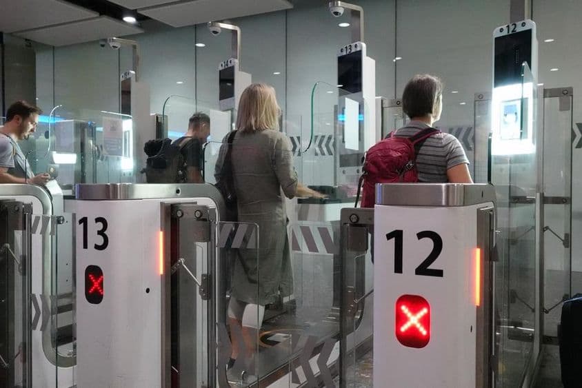 航空乘客经过自动护照检查站。
