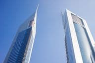 两座在蓝天下的摩天大楼