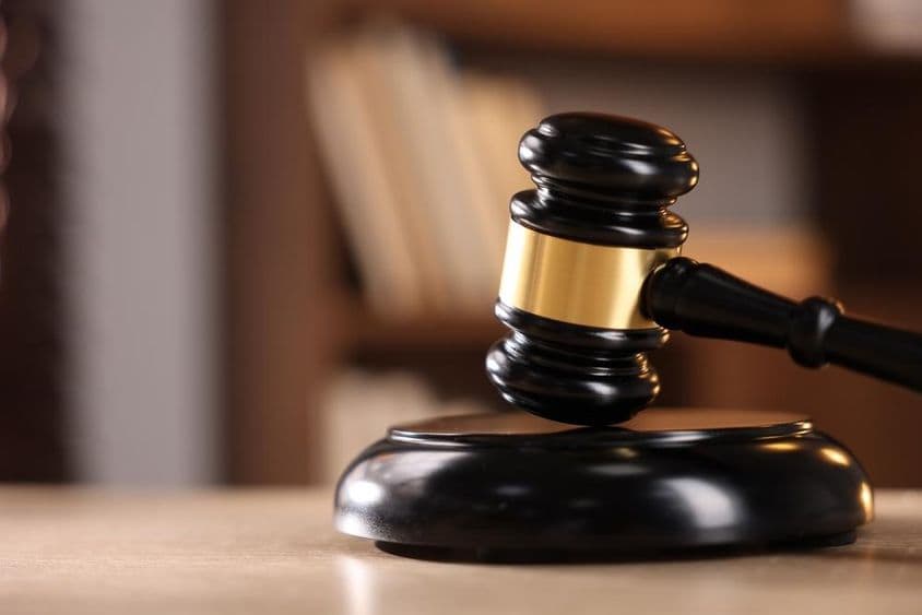 法官的法槌放在木桌上。