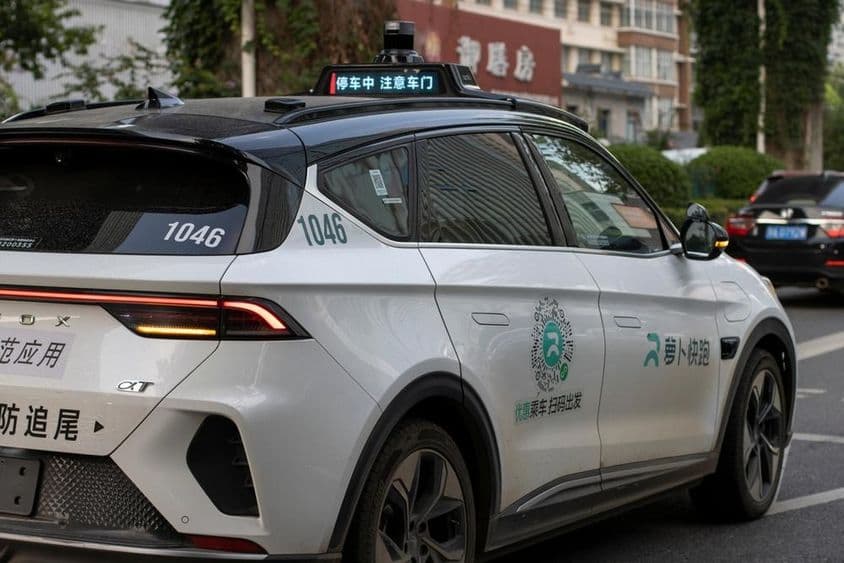 由中国科技公司百度推出的无人驾驶电动出租车。