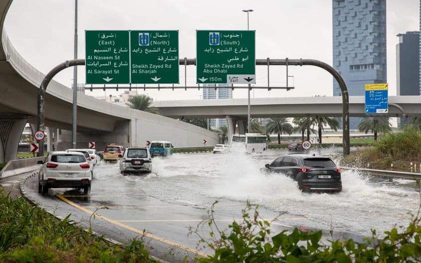 迪拜大雨后在被淹没的公路上行驶。