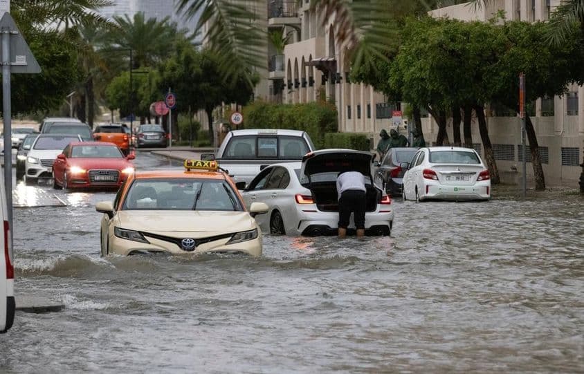 洪水淹没迪拜街道