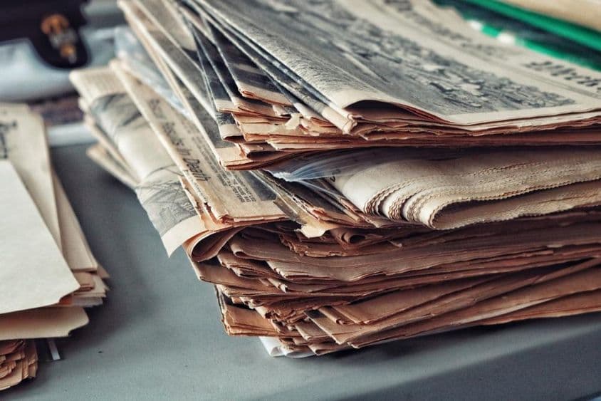 老旧报纸堆积着蜘蛛网。