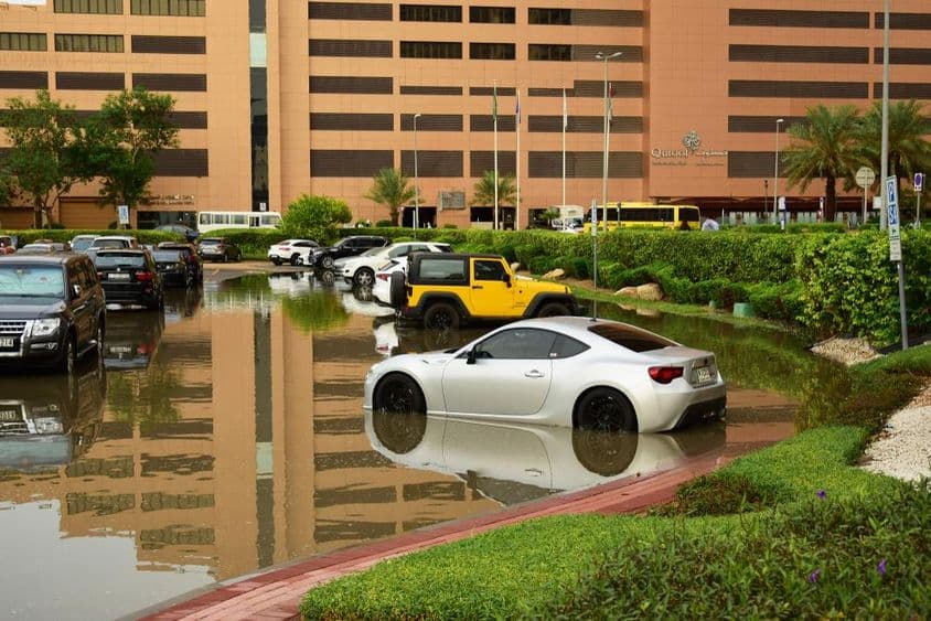 迪拜雨后停车场内的车辆
