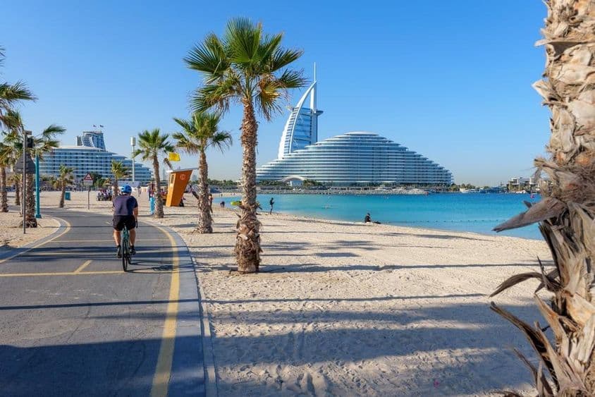 迪拜凯特海滩自行车道旁的阿拉伯塔风景