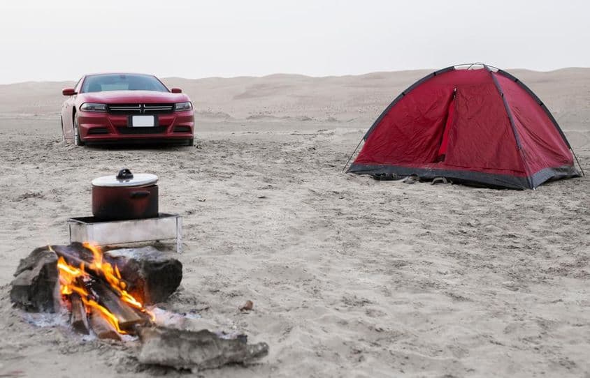 利瓦沙漠盐湖旁的一个露营地的晨景