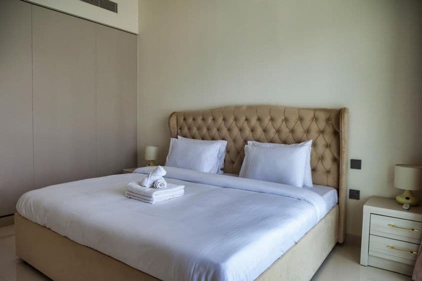 迪拜一间宁静的卧室,等待客人入住。