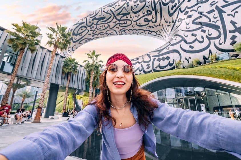 快乐的女游客正在为她的旅游博客拍自拍