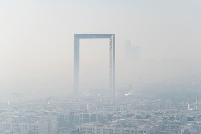 迪拜建造的全球最大金色相框在雾中的惊艳全景。