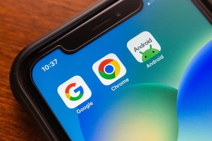 智能手机屏幕上的Chrome和Android图标。