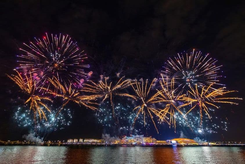 阿布扎比阿尔班达岛的新年烟花