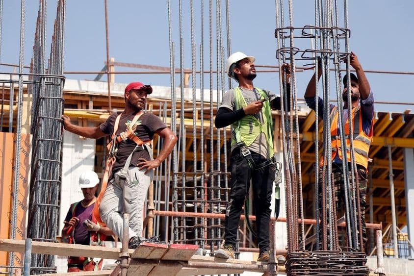 在迪拜建筑工地工作的男性。