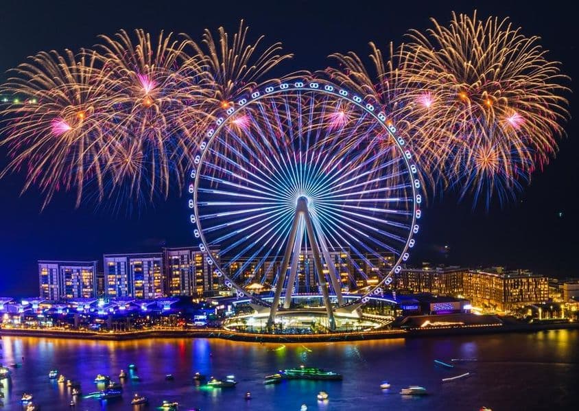 壮观的烟火庆祝迪拜之眼开幕。