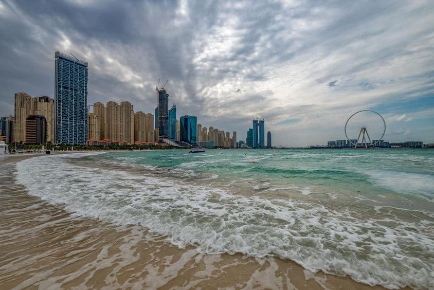 迪拜恶劣天气,沿海地区的雨、强风和波浪。