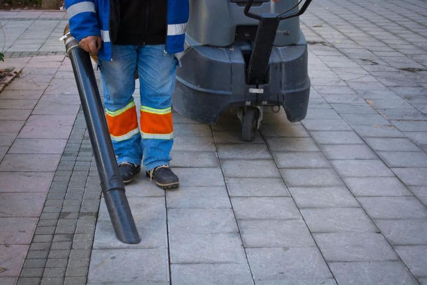 市中心区域的街道清洁工。