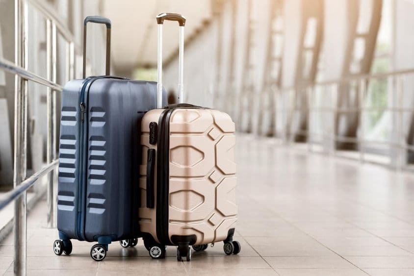 行李箱等待在航站楼大厅