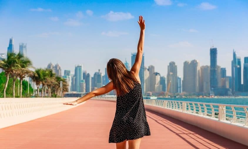 在迪拜的女游客。