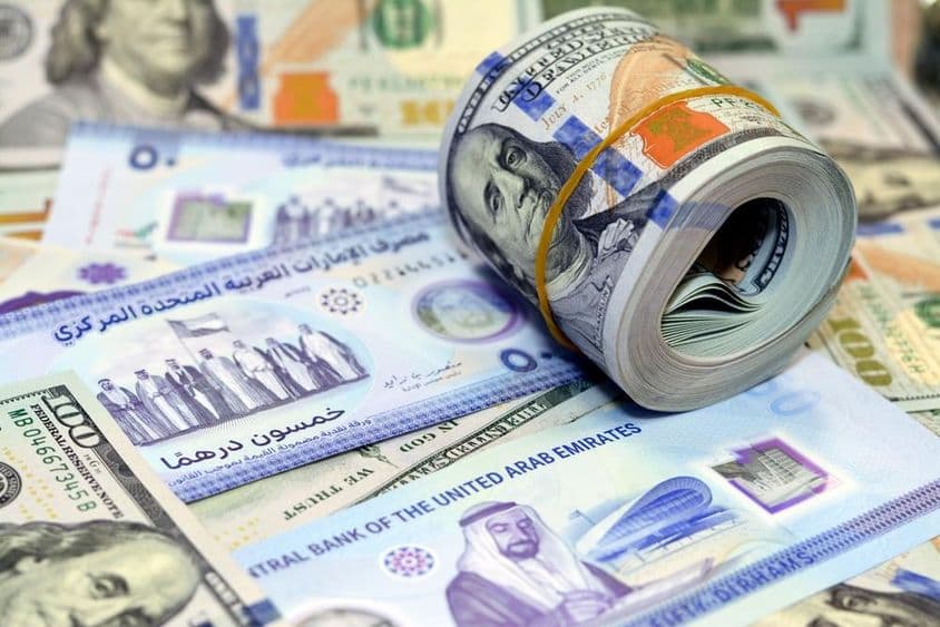 100美元美钞和迪拉姆纸币。