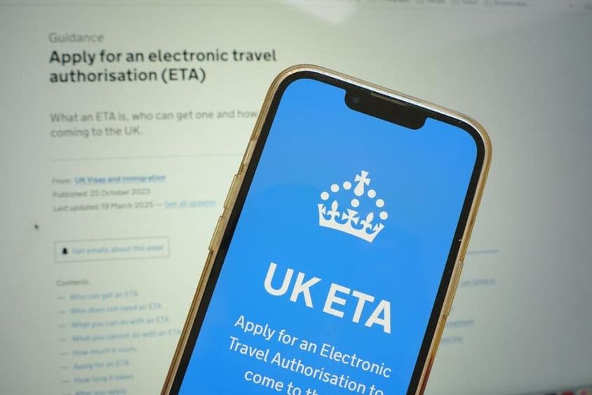 手机显示英国电子旅行许可(ETA)申请流程。