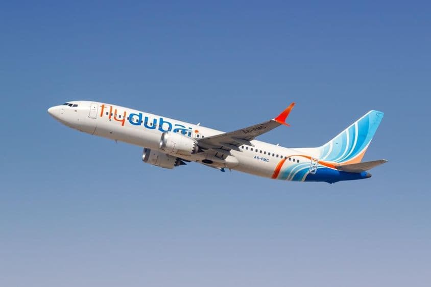 FlyDubai的波音737 MAX 8飞机在迪拜机场。