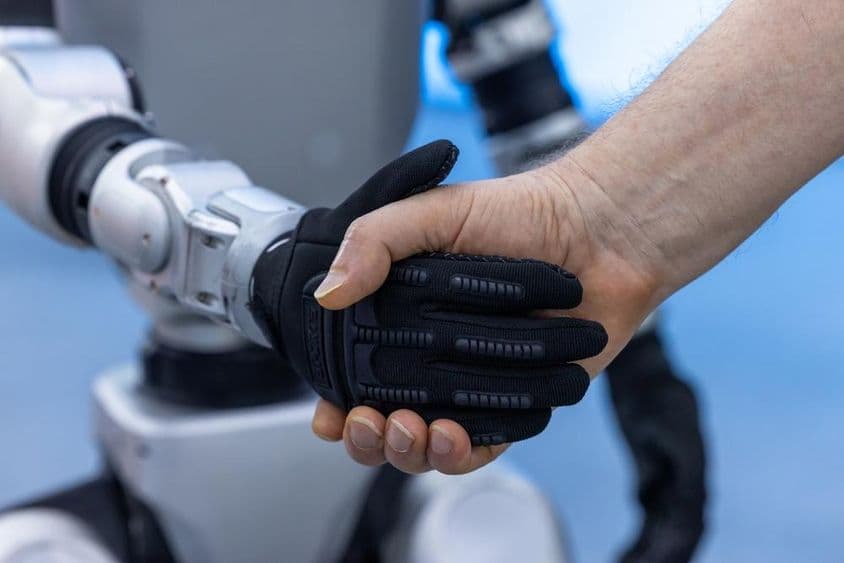 未来科技协作中的人类与机器人合作创新伙伴关系。