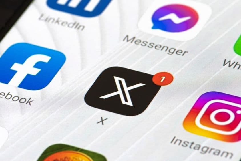 智能手机上的Twitter或X标志及首字母