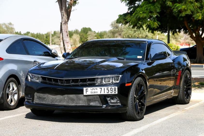 城市街道上的雪佛兰科迈罗