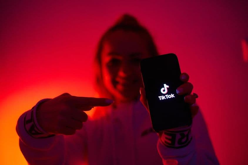 一个持手机、支持社交媒体的暗黑风格女孩。