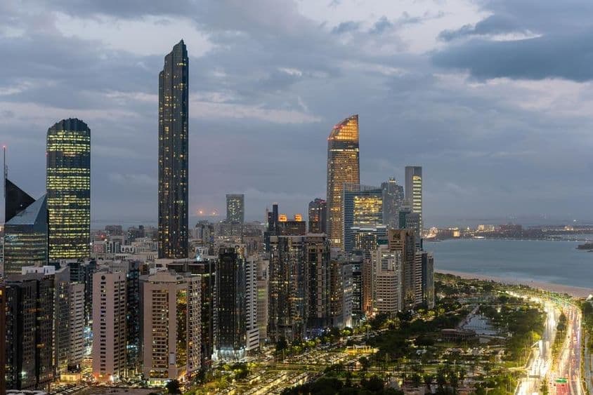 多云天的阿布扎比天际线