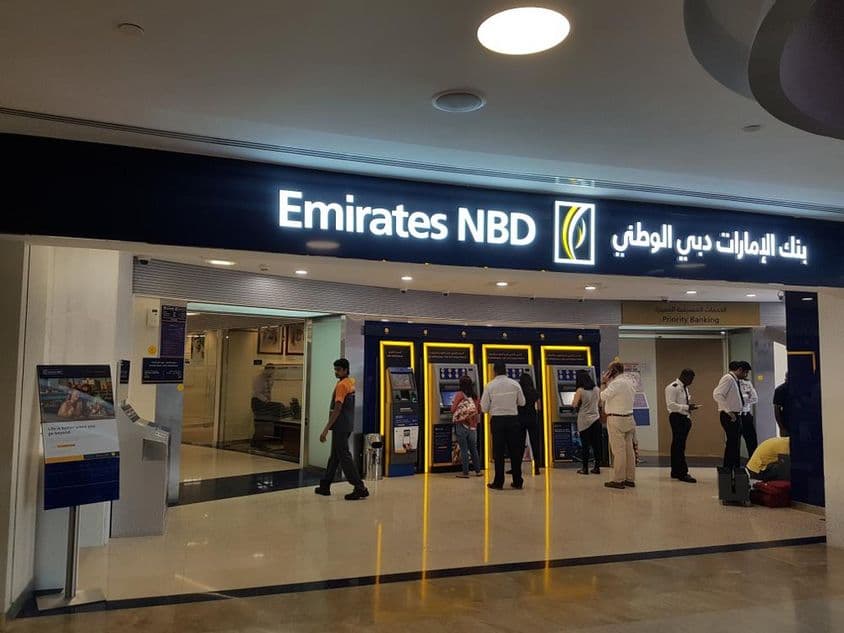 迪拜BurJuman购物中心的EMIRATES银行店面。