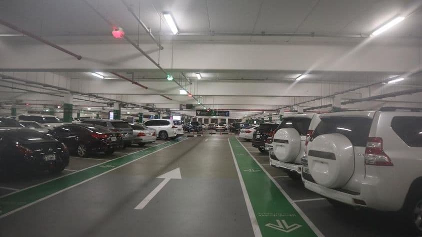 米尔迪夫市中心的停车场。