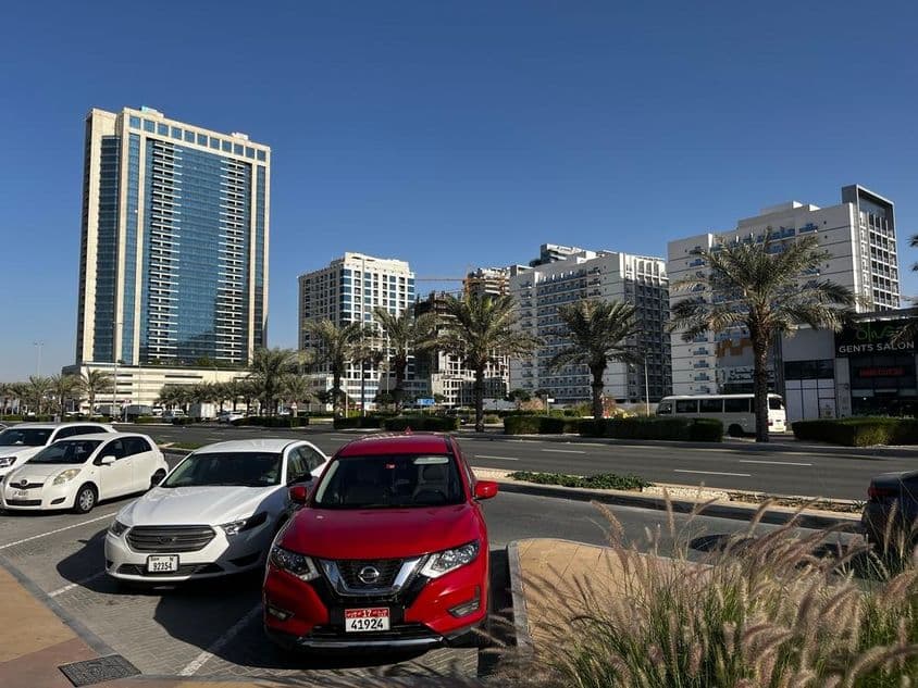 迪拜兰德住宅区的新住宅建筑。