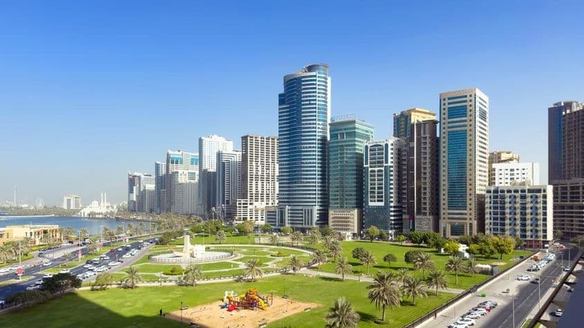 阿尔马贾兹水滨的开阔草坪和宁静泻湖景观