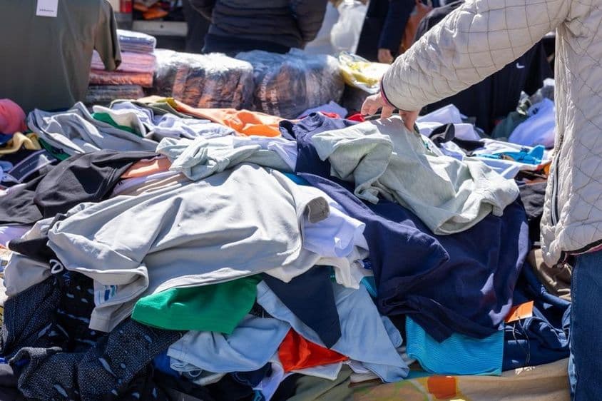 各种假冒设计师服装物品。