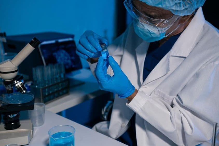 研究人员在实验室进行DNA研究和健康科学调查。