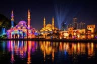 被灯光照亮的沙迦建筑