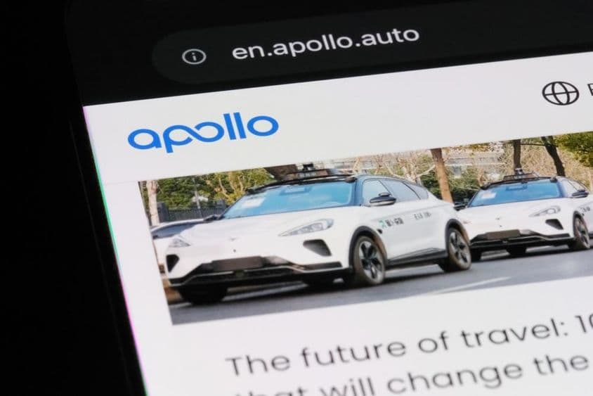 百度Apollo品牌标志及网页上的机器人出租车