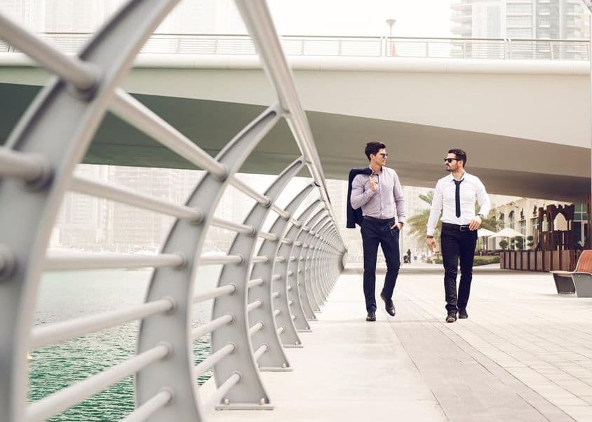 商人在迪拜码头行走。