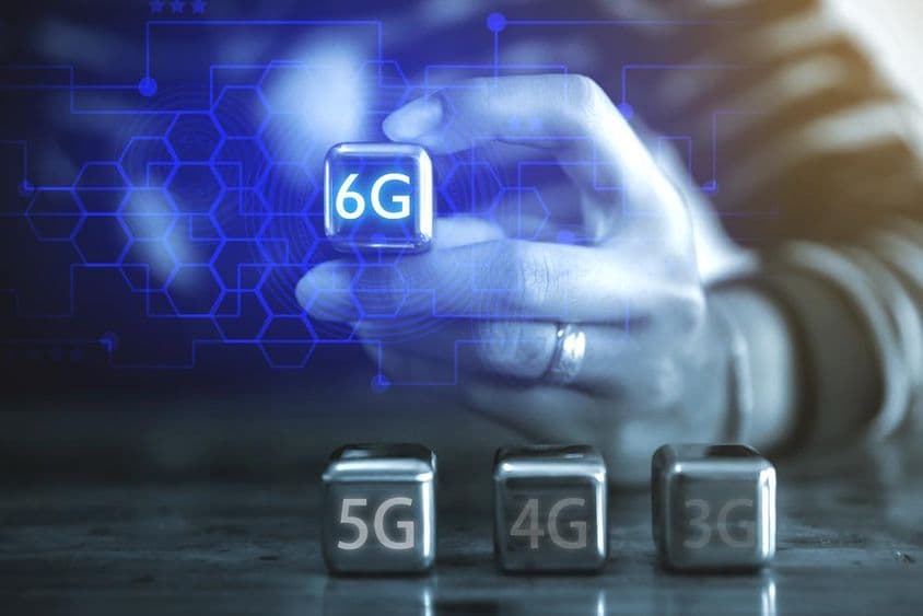 一位年轻商人使用立方体形状的钢球,看到文字说明:6G。