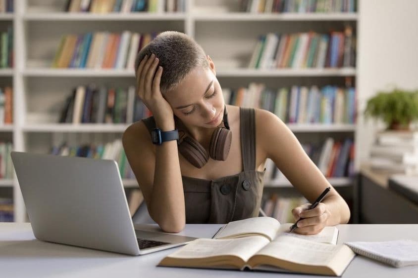 左撇子女高中生为大学入学考试做准备。