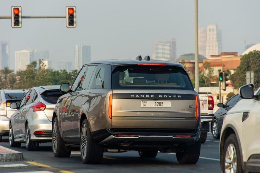 迪拜市区红灯处停下的汽车。