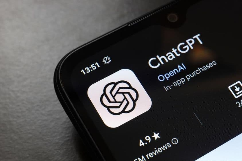 智能手机屏幕上显示的ChatGPT应用程序徽标。