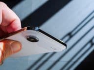 一只手拿着全新苹果iPhone Air智能手机。