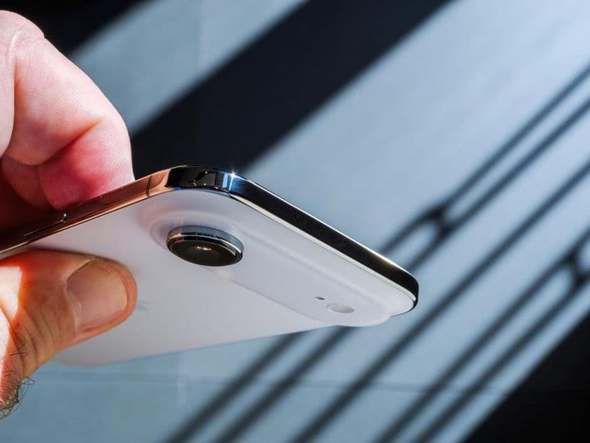 一只手拿着全新苹果iPhone Air智能手机。