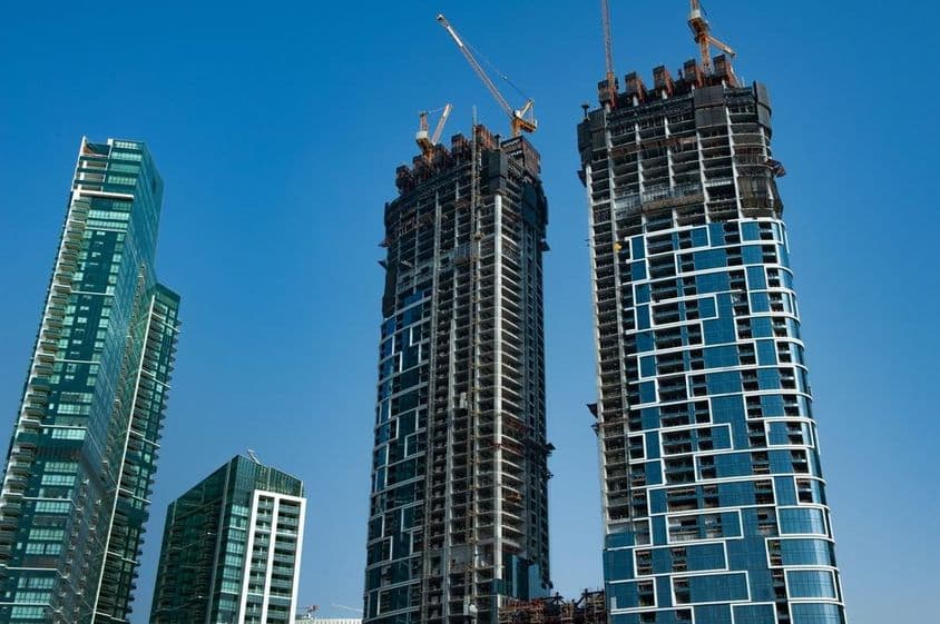 在海滨建设中的现代高层公寓建筑群。