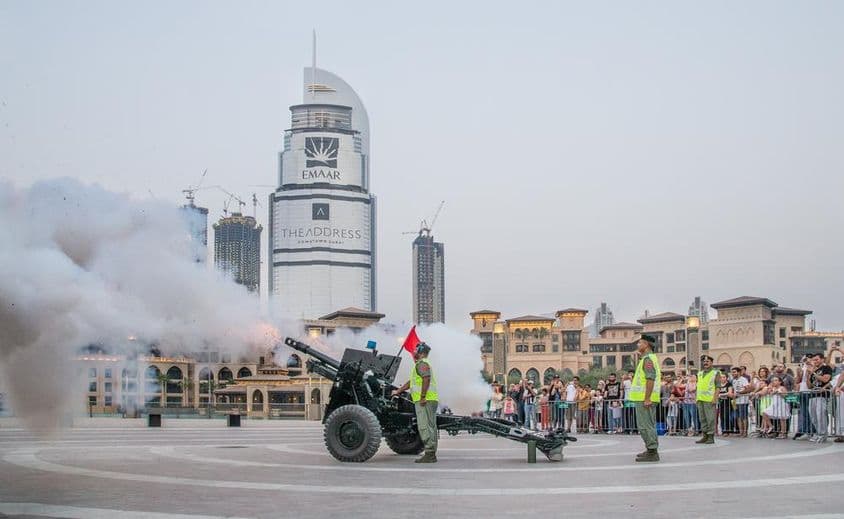 斋月期间日落时分的开斋炮声