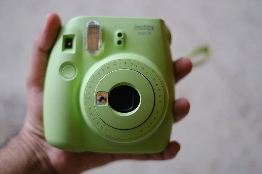富士胶片公司生产的薄荷色富士Instax Mini即时相机。